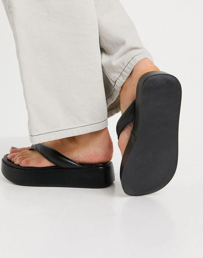 商品ASOS|ASOS DESIGN Ferris chunky flip flop sandals in black,价格¥106,第3张图片详细描述