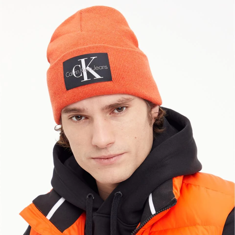 商品Calvin Klein|Calvin Klein Jeans Non-Rib Logo-Patched Rib-Knitted Beanie,价格¥184,第2张图片详细描述