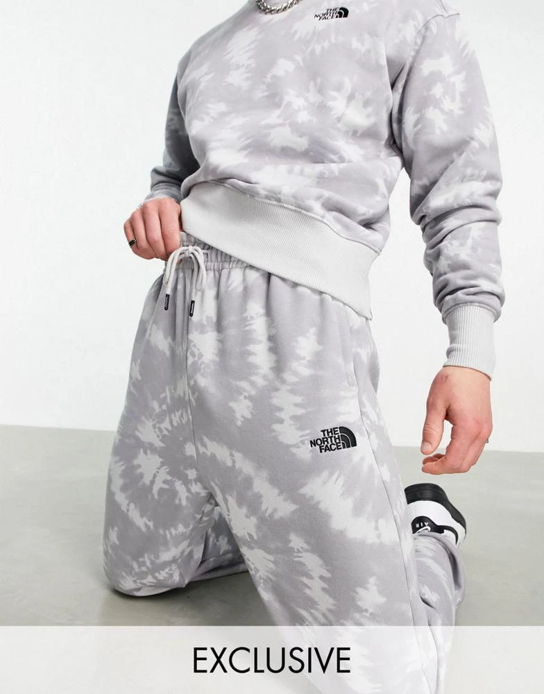 商品The North Face|The North Face Oversized Essential joggers in grey tie dye Exclusive at ASOS,价格¥354,第1张图片