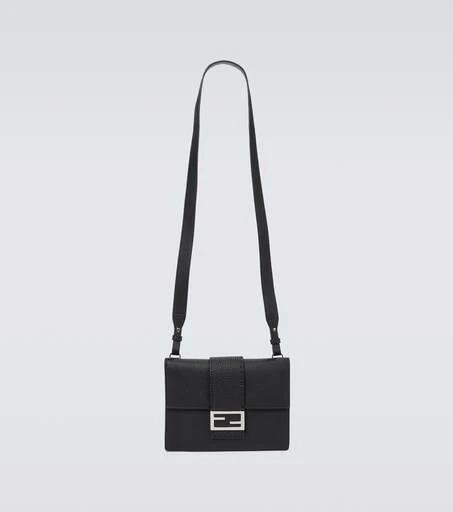 商品Fendi|Baguette leather pouch,价格¥7249,第1张图片