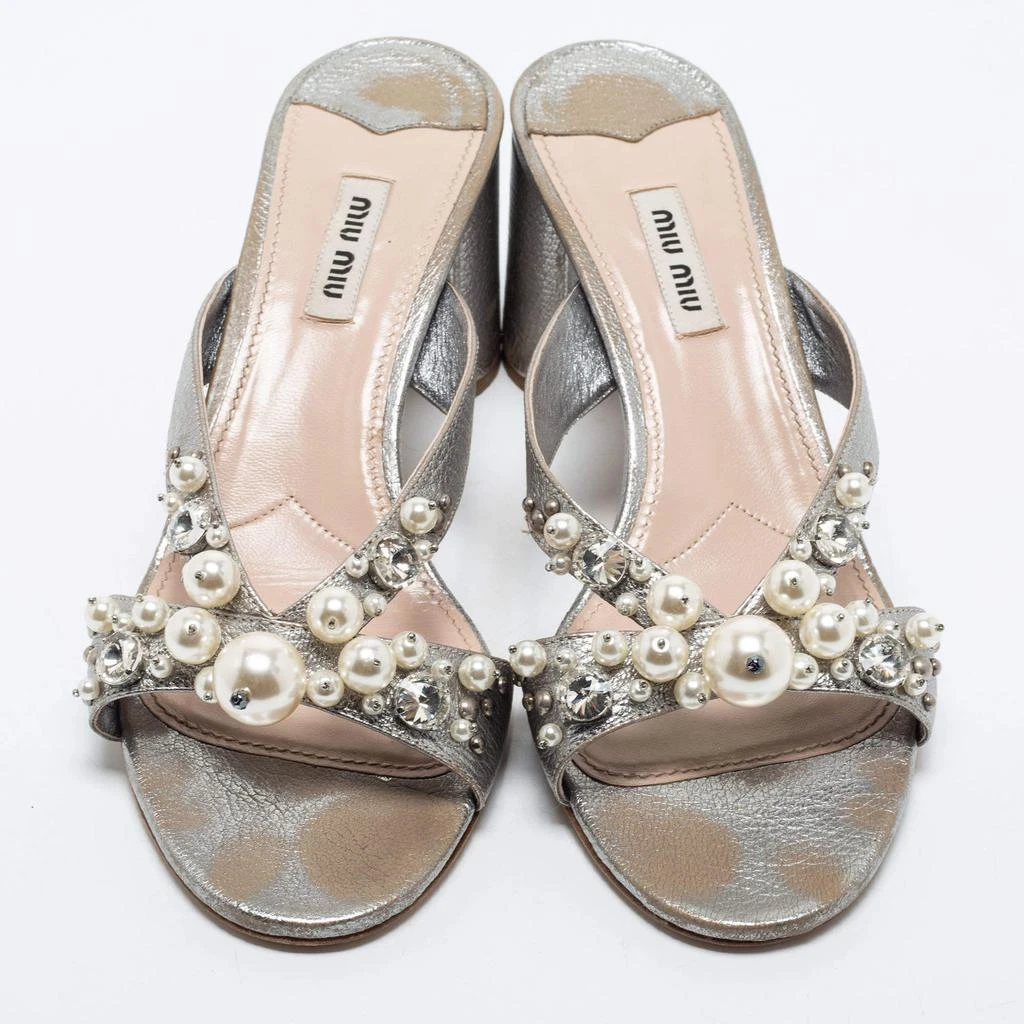 商品[二手商品] Miu Miu|Miu Miu Silver Leather Crystal And Pearl Embellished Slide Sandals Size 40,价格¥887,第3张图片详细描述