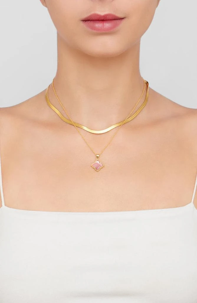 商品ADORNIA|Mother of Pearl Flower Pendant Necklace,价格¥148,第2张图片详细描述