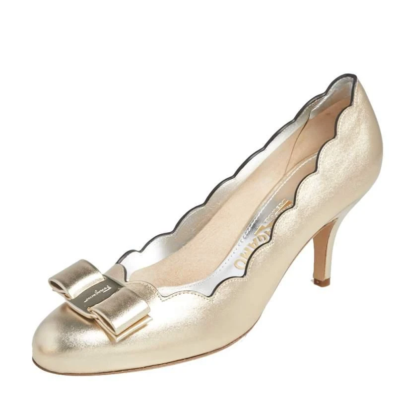 商品Salvatore Ferragamo|Salvatore Ferragamo Gold Leather Carla Vara Bow Pump Size 37,价格¥2182,第1张图片