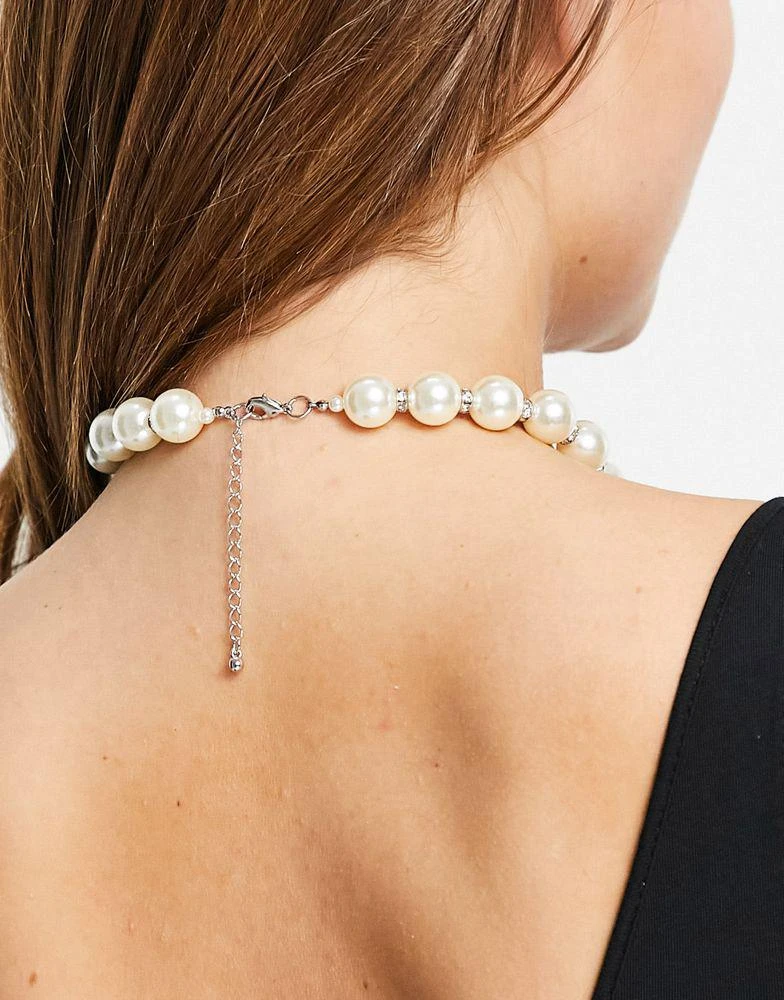 商品ASOS|ASOS DESIGN necklace with faux pearl and butterfly in silver tone,价格¥71,第3张图片详细描述