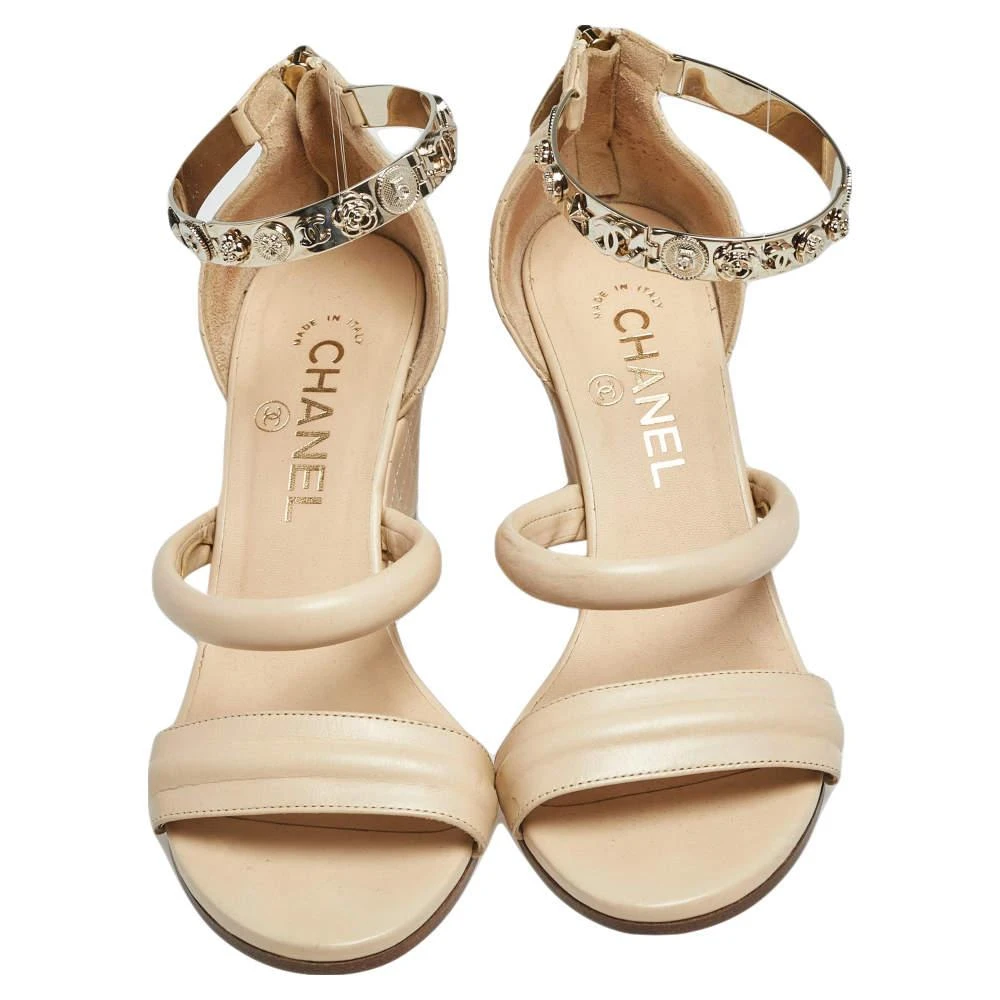商品[二手商品] Chanel|Chanel Beige Quilted Leather Charm Embellished Ankle Cuff Wedge Sandals Size 37,价格¥3864,第3张图片详细描述