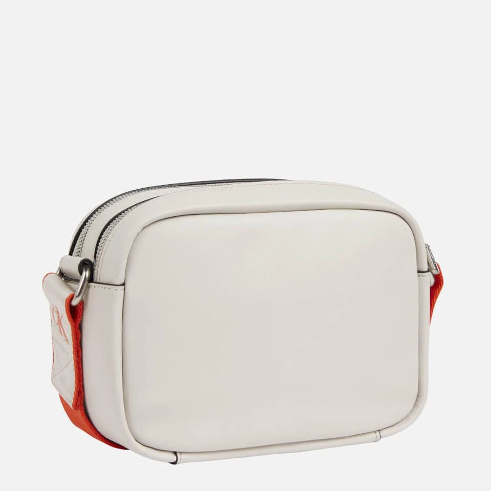 商品Calvin Klein|Calvin Klein Jeans Ultralight Faux Leather Camera Bag,价格¥498,第2张图片详细描述