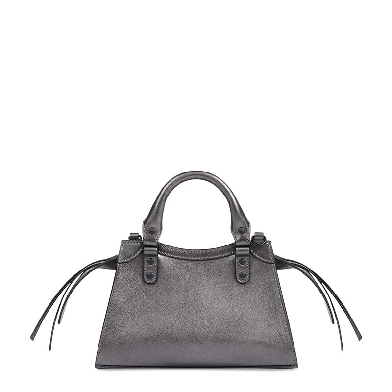 商品Balenciaga|【预售3-7天】Balenciaga/巴黎世家 21  NEO CLASSIC系列 女士迷你银色金属质感纳帕小牛皮单肩斜挎机车包6385241NDU71015,价格¥11181,第4张图片详细描述