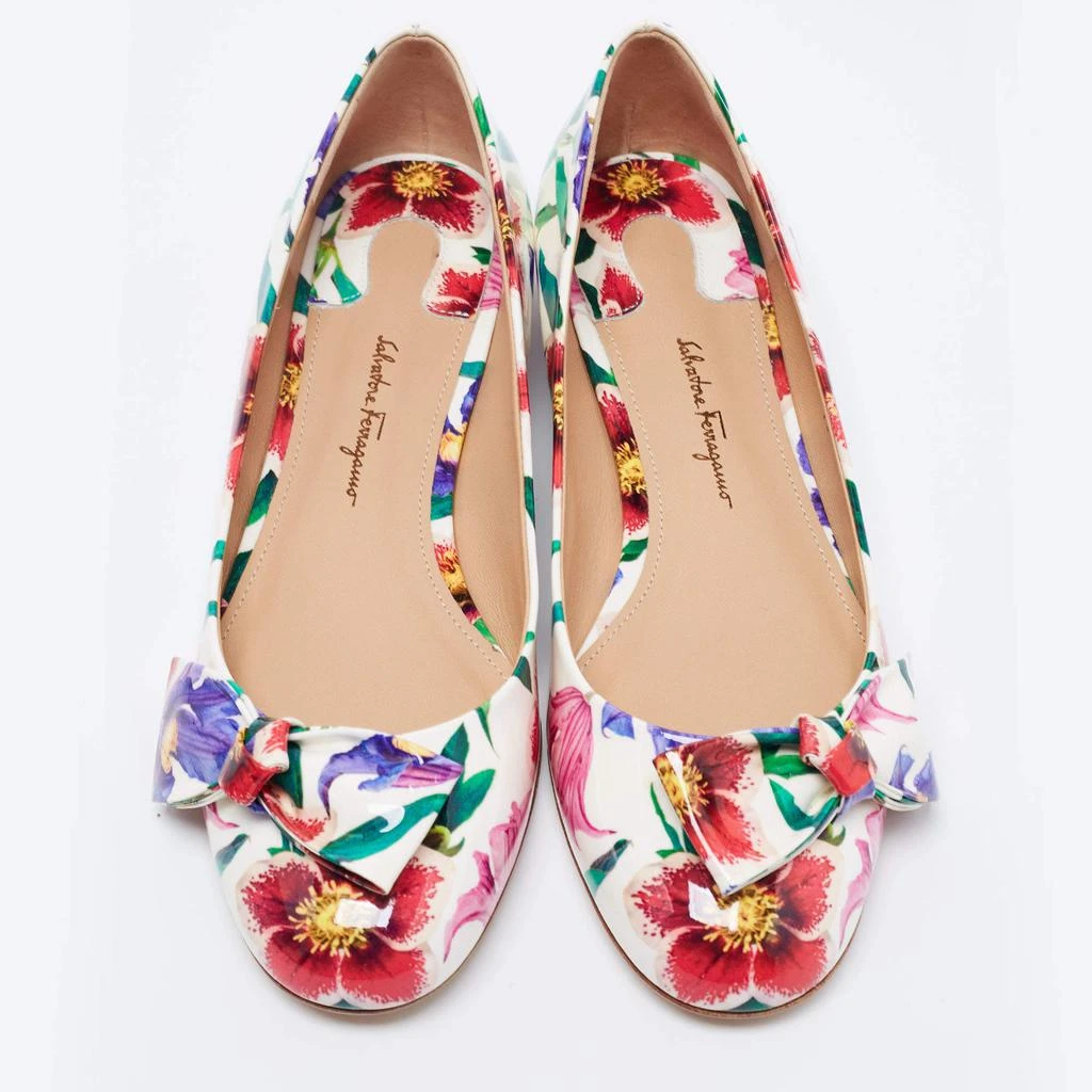商品Salvatore Ferragamo|Salvatore Ferragamo White Floral Print Patent Leather Avola Bow Ballet Flats Size 37,价格¥2722,第3张图片详细描述