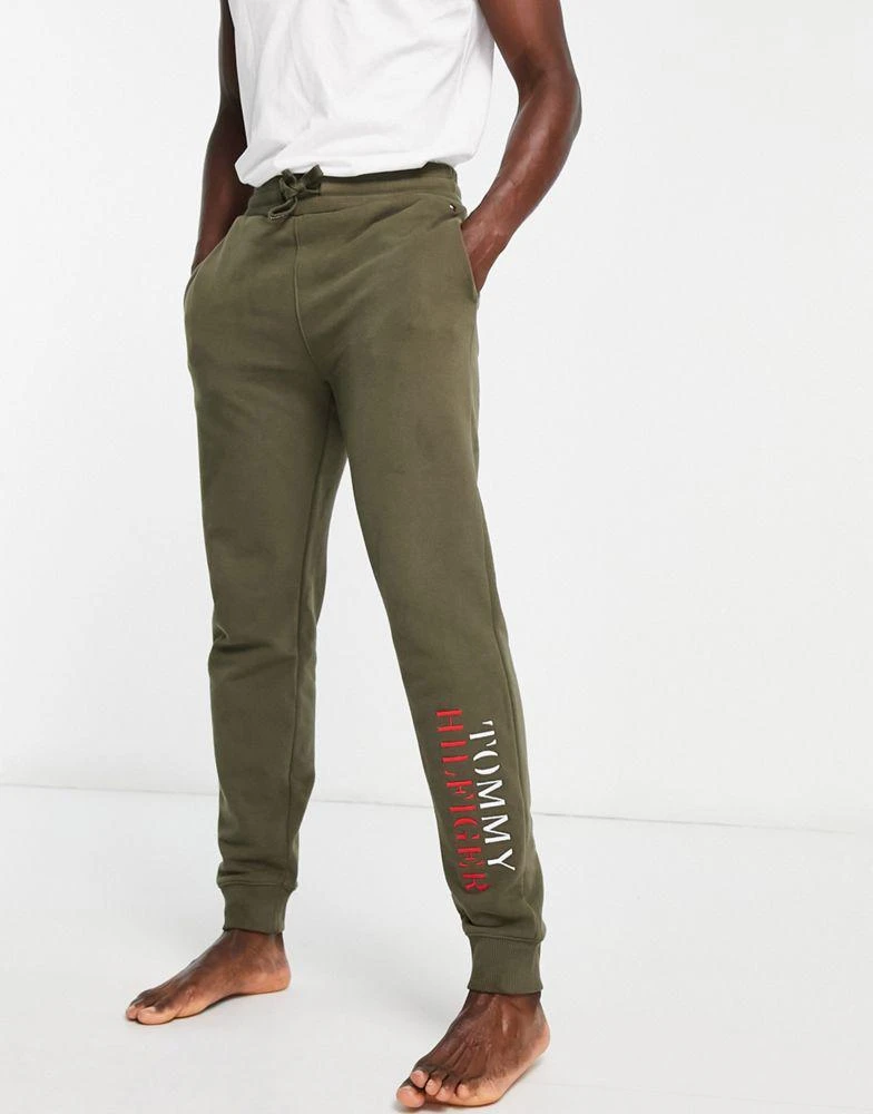 商品Tommy Hilfiger|Tommy Hilfiger loungewear joggers in khaki co-ord,价格¥347,第1张图片