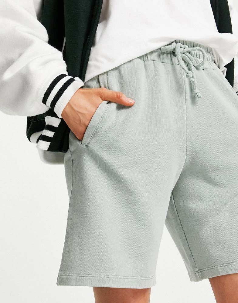 商品Topshop|Topshop acid washed dad shorts in sage green,价格¥110,第2张图片详细描述