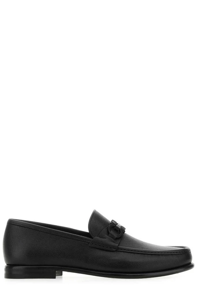 商品Salvatore Ferragamo|Salvatore Ferragamo Logo Plaque Slip-On Loafers,价格¥3393,第1张图片