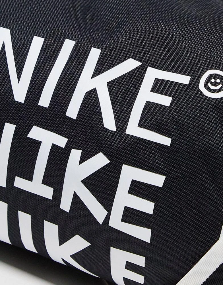 商品NIKE|Nike Heritage duffel bag in black with white 'NIKE' logo,价格¥290,第4张图片详细描述