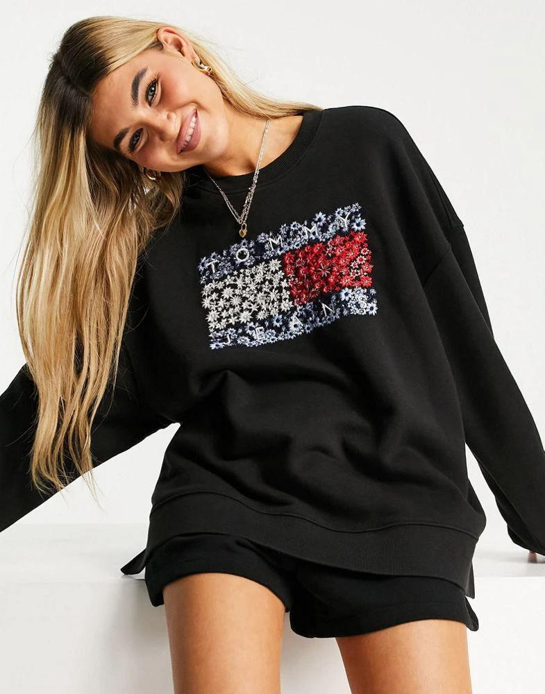 商品Tommy Hilfiger|Tommy Jeans oversized embroidered logo sweatshirt in black,价格¥607,第1张图片