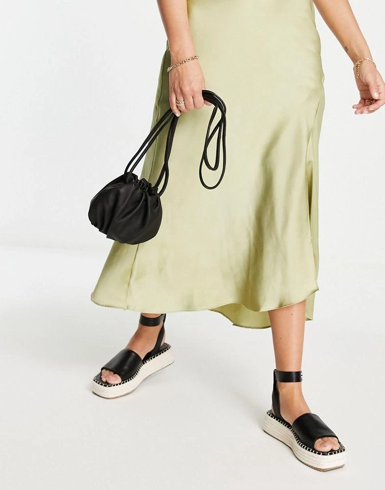 商品Topshop|Topshop Leah leather drawstring crossbody bag in black,价格¥259,第3张图片详细描述