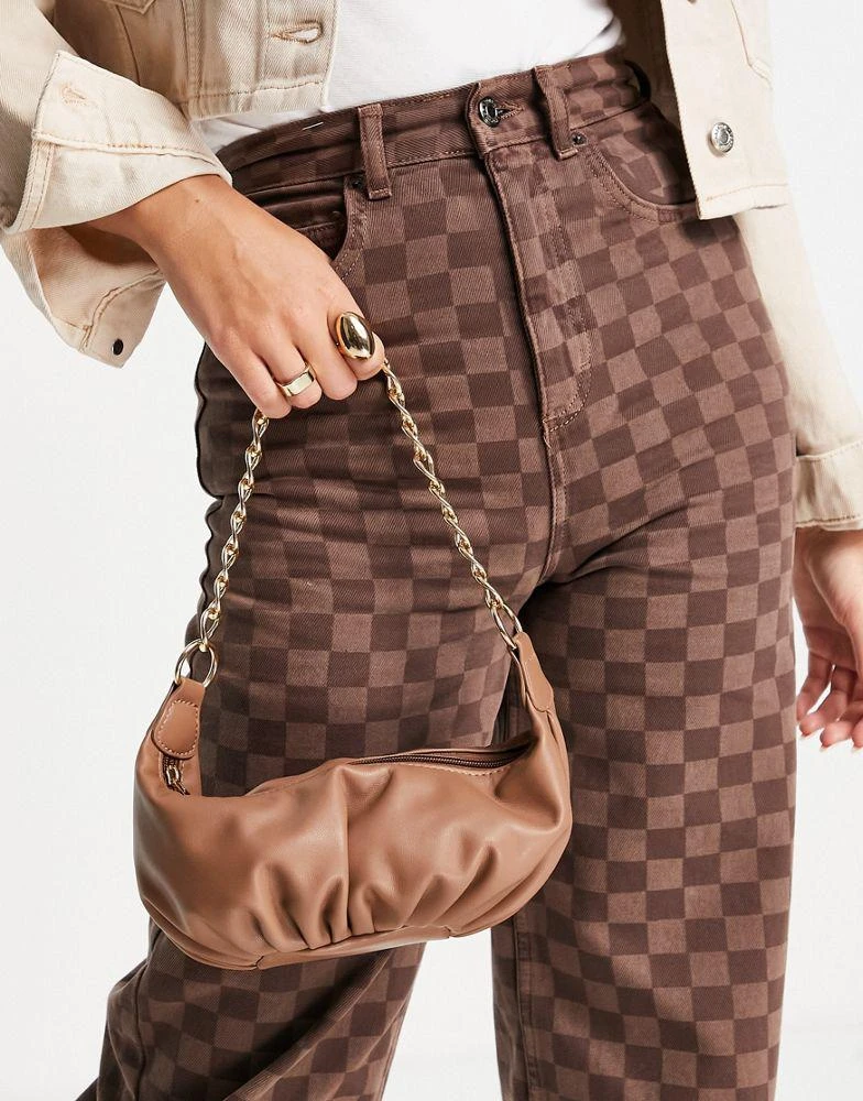 商品ASOS|ASOS DESIGN 70s ruched curved shoulder bag with chain in tan ,价格¥97,第3张图片详细描述