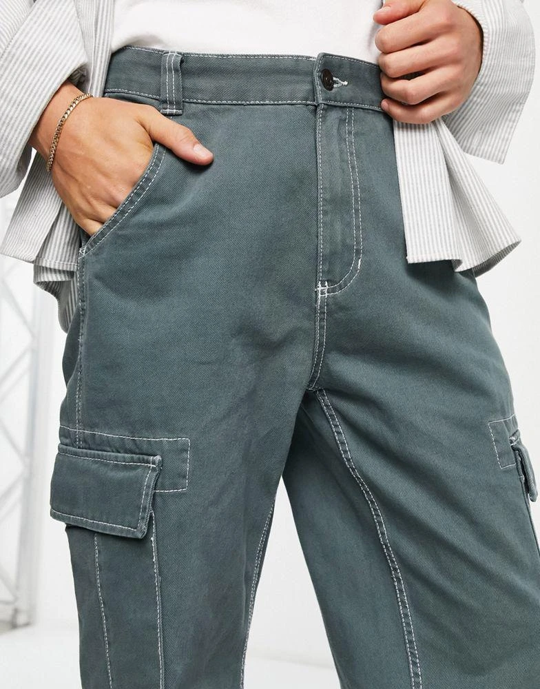 商品Bershka|Bershka contrast stitch wide fit cargo pants in grey,价格¥354,第3张图片详细描述