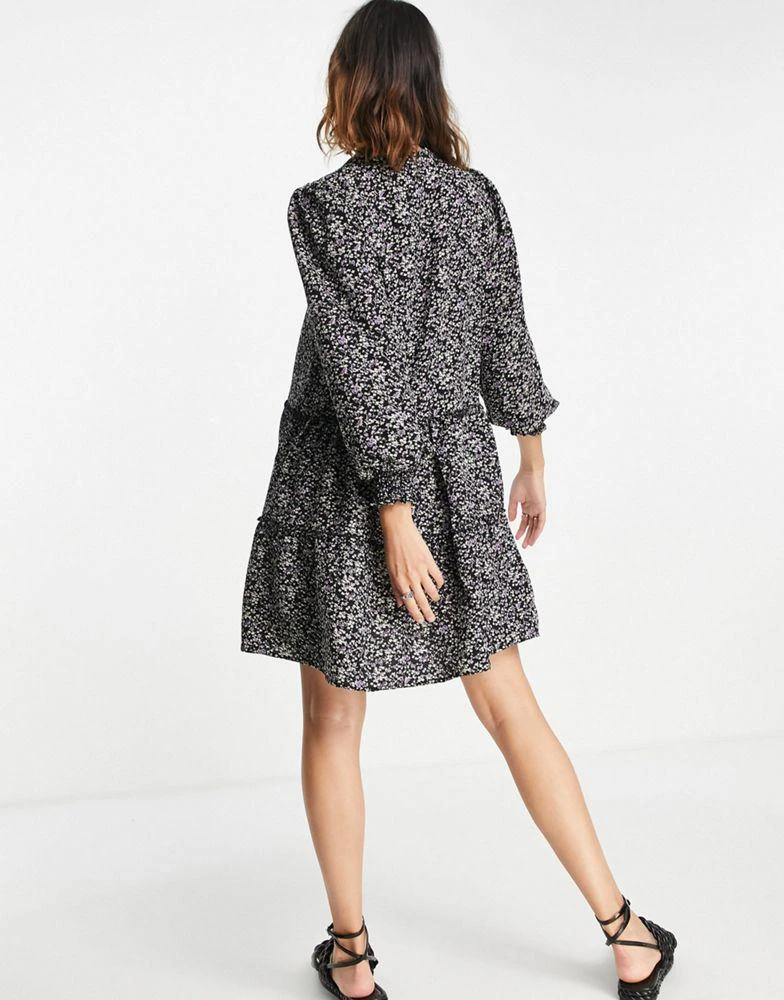 商品VERO MODA|Vero Moda tiered mini smock dress in print,价格¥161,第2张图片详细描述