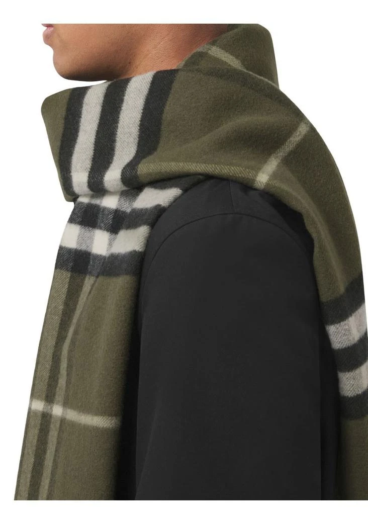 商品Burberry|Reversible check and monogram cashmere scarf,价格¥4374,第3张图片详细描述
