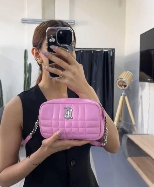 商品Burberry|Burberry Pink Quilted Leather Mini Lola Camera Bag,价格¥4053,第2张图片详细描述