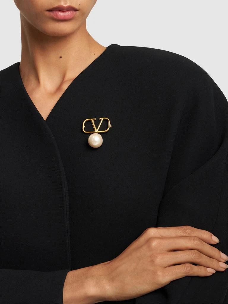 商品Valentino|V Logo Signature Faux Pearl Brooch,价格¥2363,第1张图片