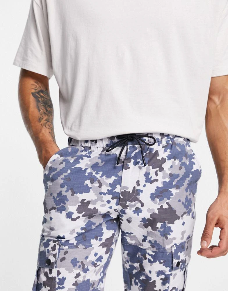 商品Topman|Topman tapered camo cargo trousers in grey,价格¥189,第2张图片详细描述