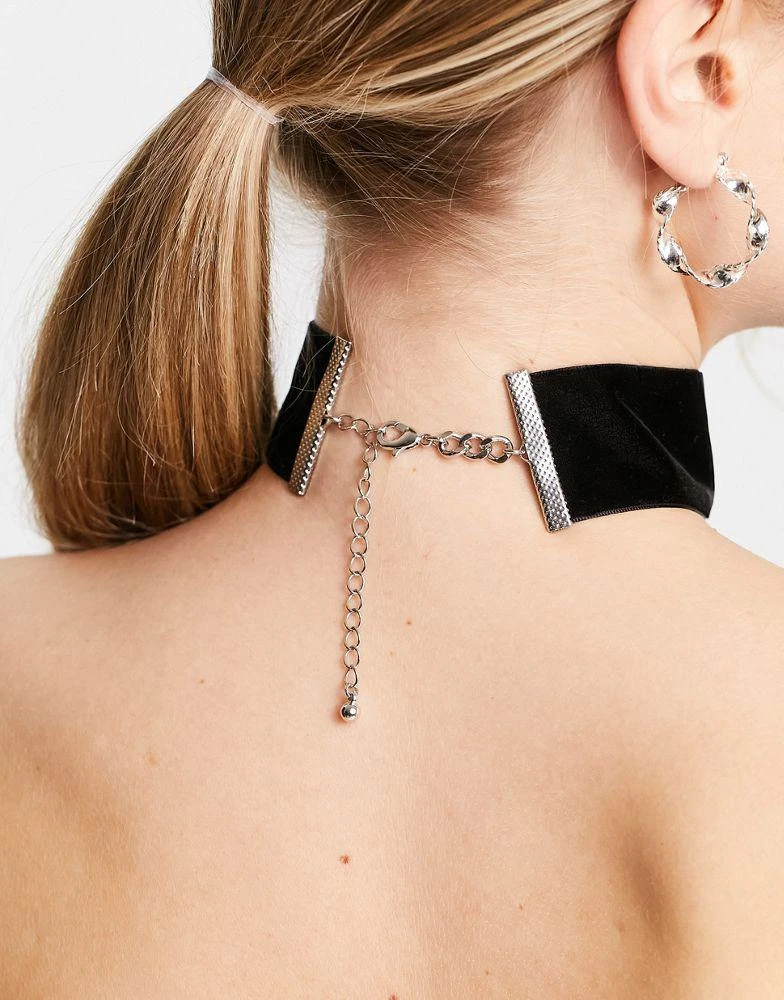 商品ASOS|ASOS DESIGN choker necklace with crystal heart charm in black,价格¥73,第3张图片详细描述