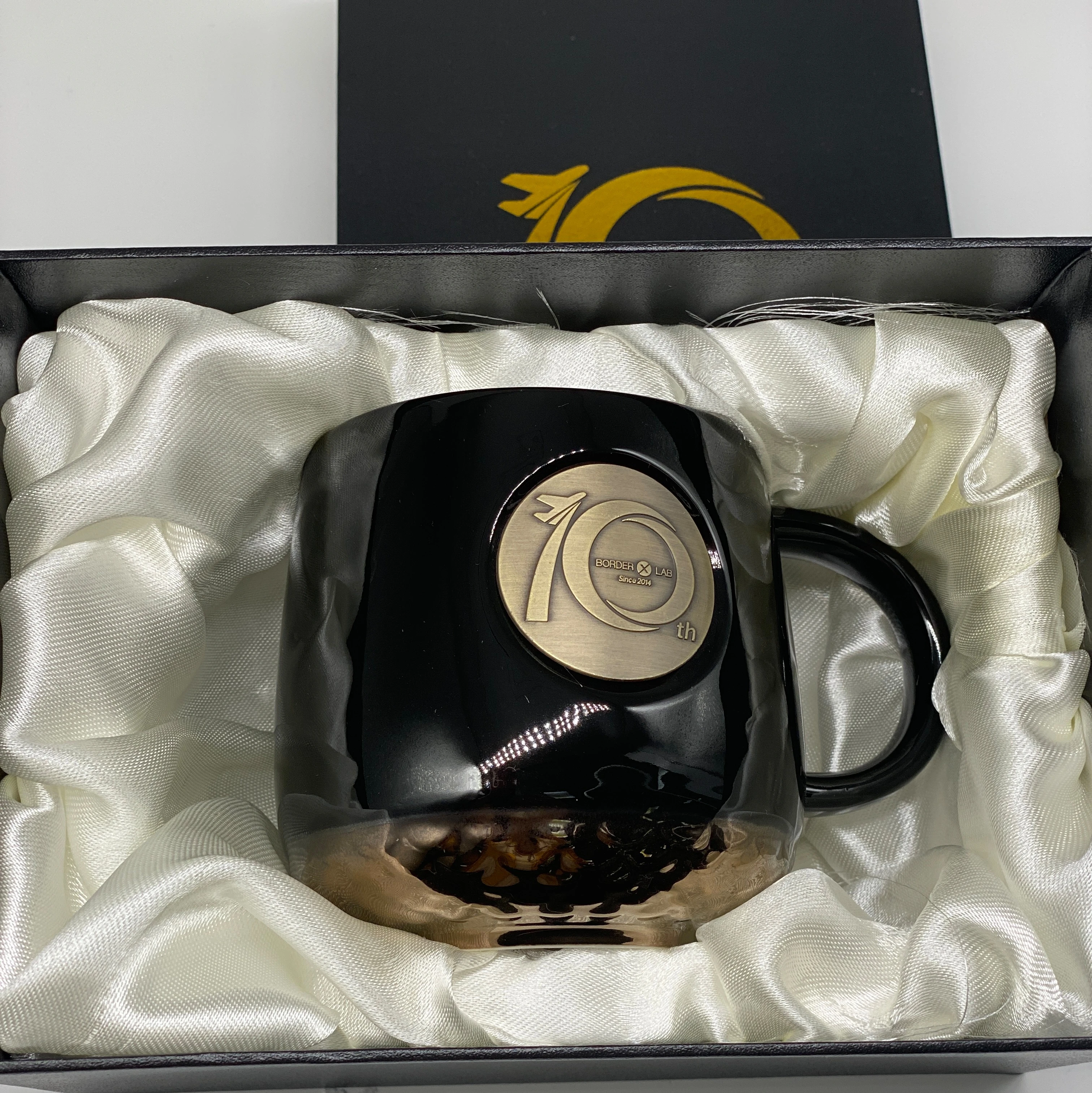 商品[国内直发] Beyond Impression|别样10周年订制 复古铜牌陶瓷马克杯大容量铜章办公喝水杯子 黑色鱼鳞礼盒礼袋装 414ml,价格¥102,第1张图片