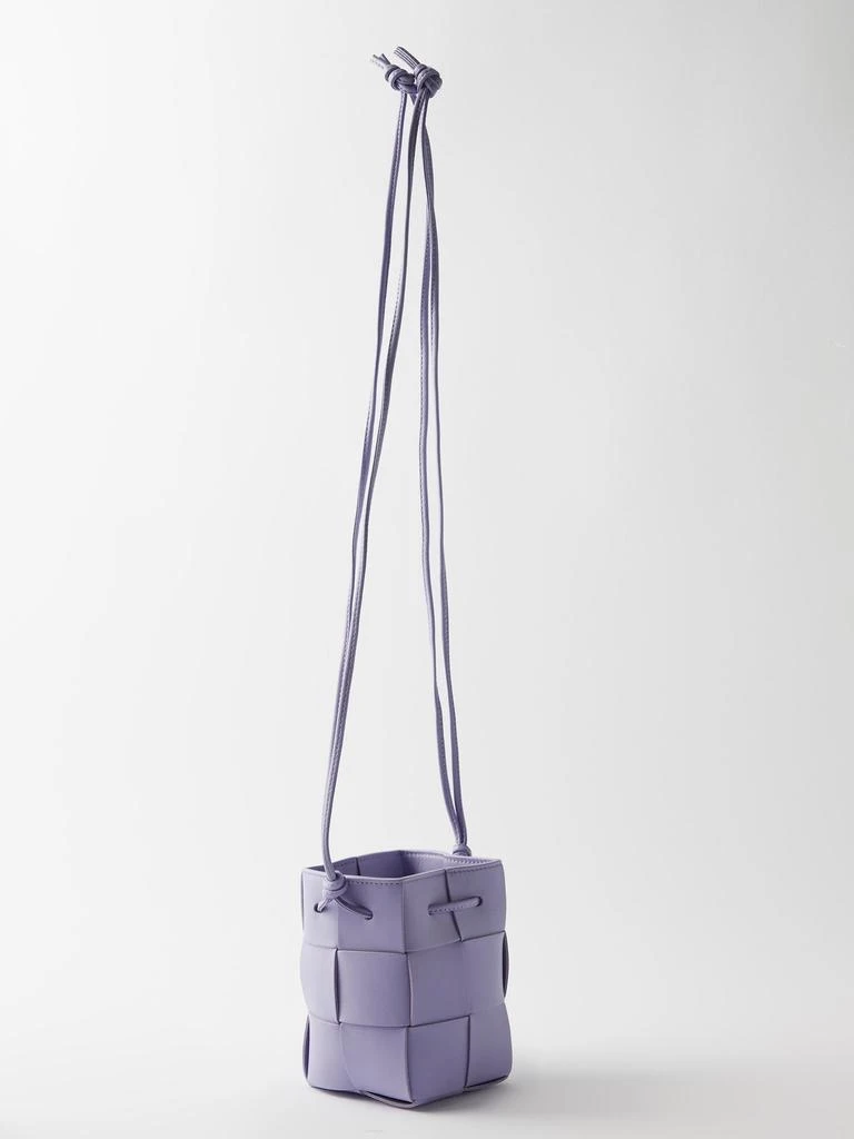 商品Bottega Veneta|Cassette mini Intrecciato-leather bucket bag,价格¥10374,第4张图片详细描述