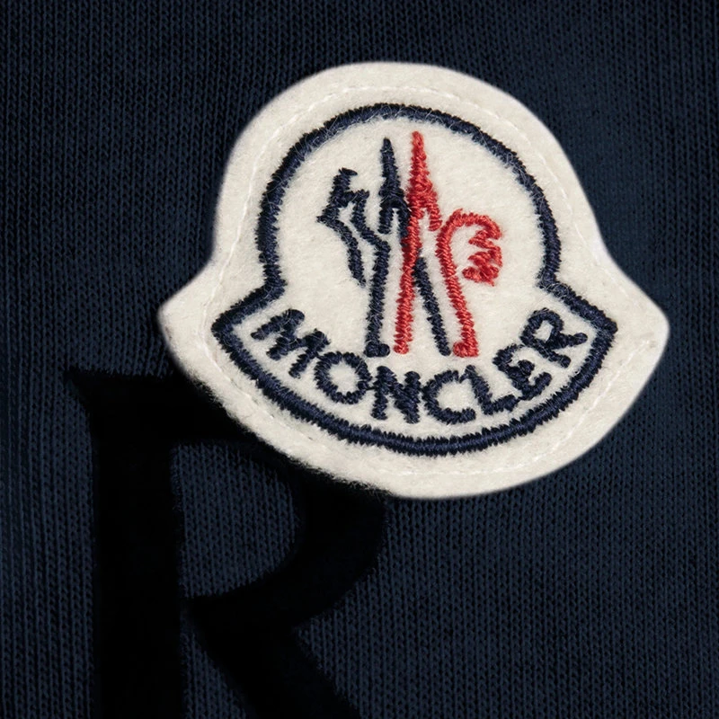 商品Moncler|【预售3-7天】Moncler/蒙克莱 22年秋冬新款 男士午夜蓝色纯棉Logo印花短袖T恤H20918C000258390T778,价格¥1824,第6张图片详细描述