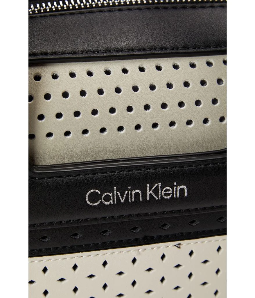 商品Calvin Klein|Bette Novelty Crossbody,价格¥717,第4张图片详细描述