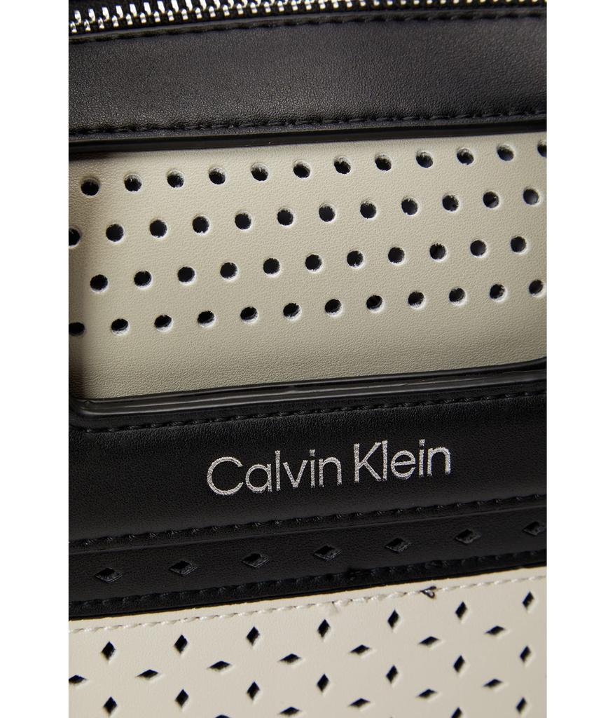 商品Calvin Klein|Bette Novelty Crossbody,价格¥605,第6张图片详细描述