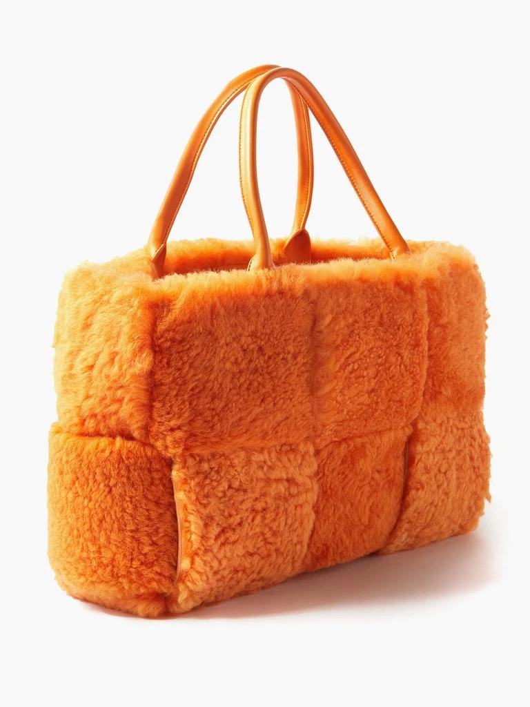 商品Bottega Veneta|The Arco medium leather and shearling tote bag,价格¥28323,第4张图片详细描述