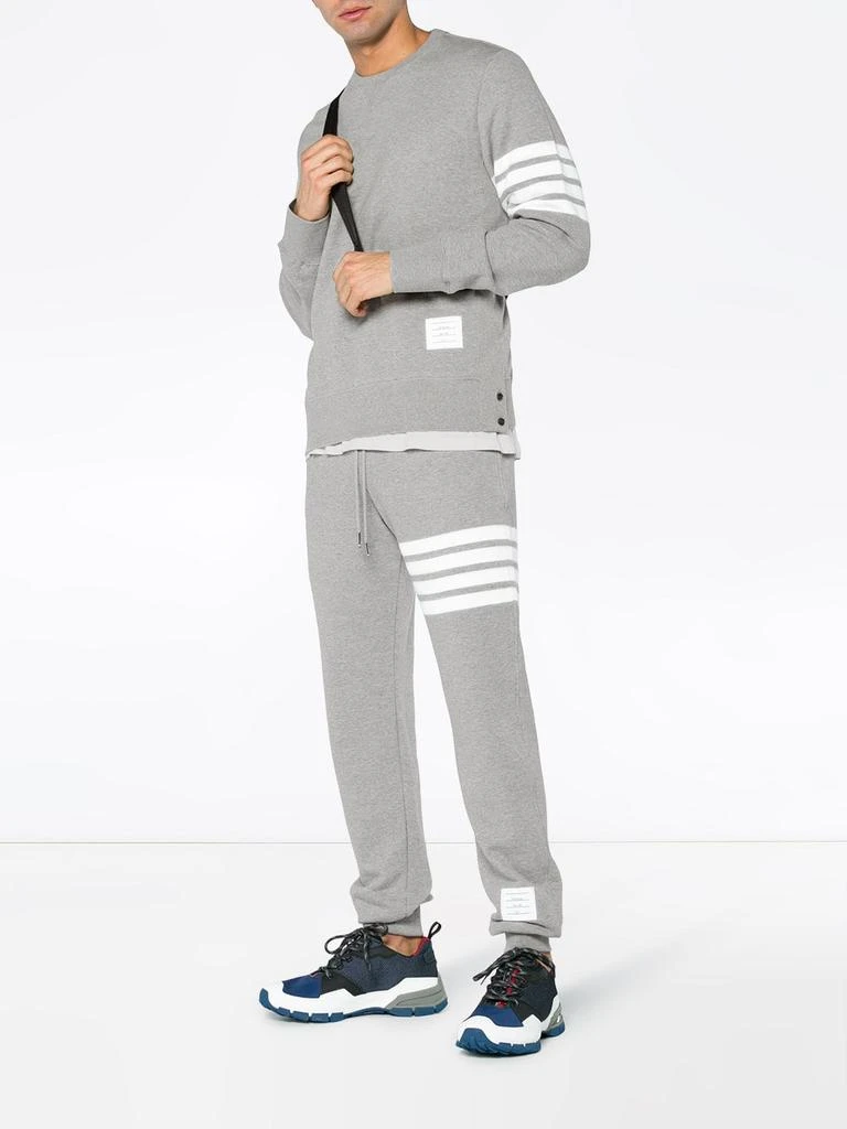 商品Thom Browne|THOM BROWNE MEN CLASSIC SWEATPANT WITH ENGINEERED 4-BAR IN CLASSIC LOOP BACK,价格¥5921,第3张图片详细描述