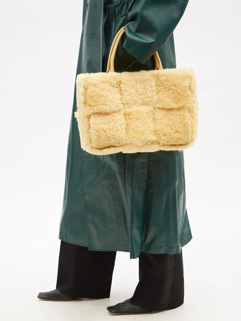 商品Bottega Veneta|The Arco small leather and shearling tote bag,价格¥30469,第1张图片