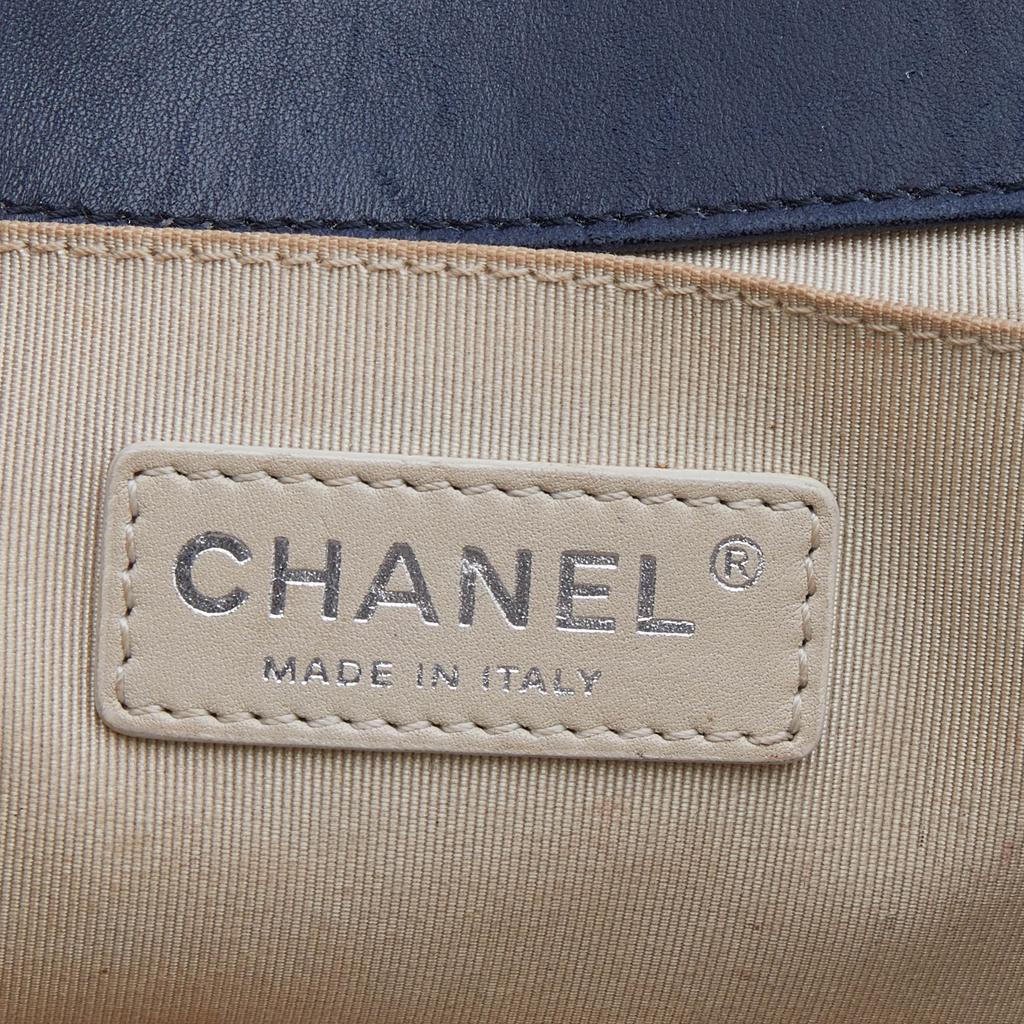 Chanel Blue Quilted Perforated Leather Medium Boy Flap Bag商品第9张图片规格展示