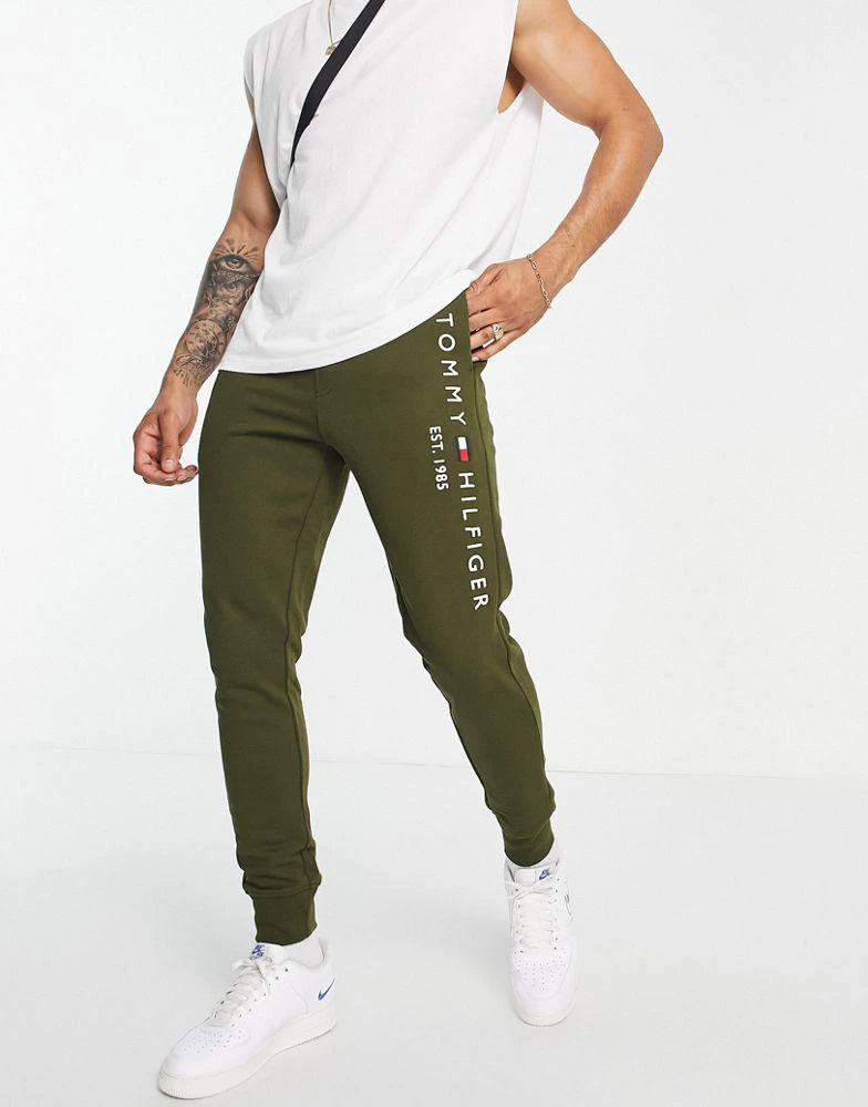 商品Tommy Hilfiger|Tommy Hilfiger embroidered flag logo cuffed joggers in green,价格¥696,第1张图片