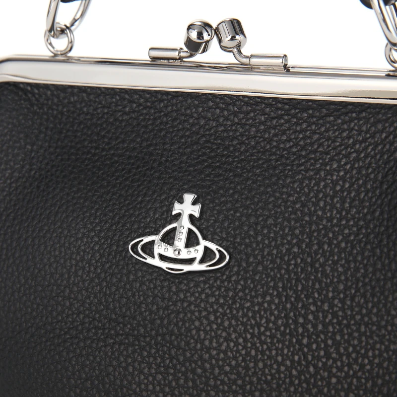 商品[国内直发] Vivienne Westwood|西太后 logo标牌银色五金配件链式肩带 牛皮 手提单肩包 男女同款情侣款 黑色,价格¥2289,第7张图片详细描述