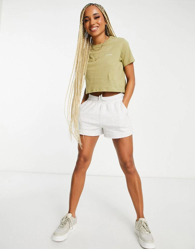 商品Columbia|Columbia Unionville back print cropped t-shirt in khaki Exclusive at ASOS,价格¥172,第2张图片详细描述