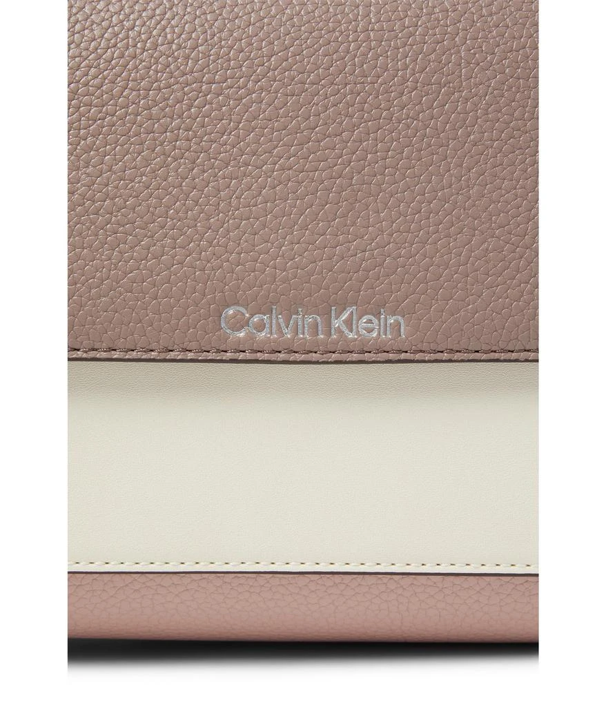 商品Calvin Klein|Odette Crossbody,价格¥1076,第3张图片详细描述