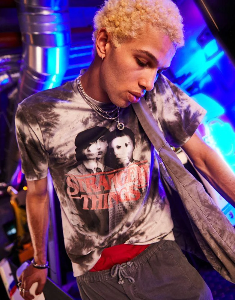 商品Reclaimed Vintage|Reclaimed Vintage x Stranger Things unisex t-shirt in mono with warped Mike & Eleven logo print,价格¥154,第3张图片详细描述
