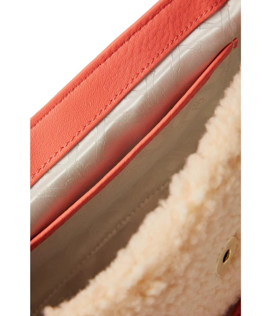 商品UGG|Dalton Crossbody Sheepskin,价格¥625,第3张图片详细描述