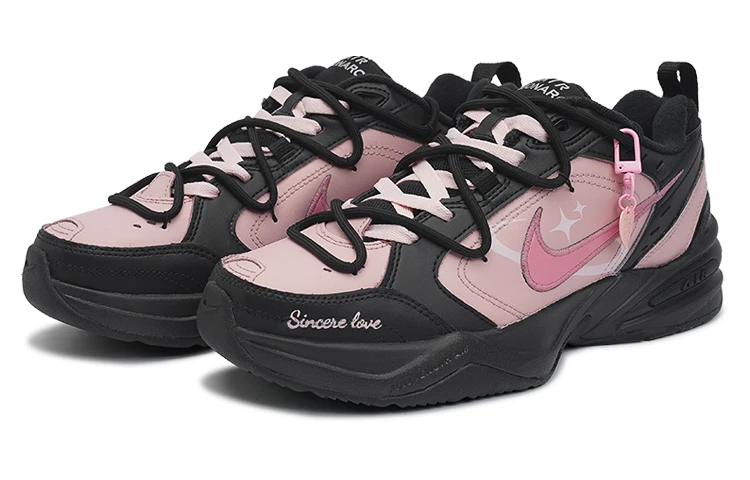 商品[国内直发] NIKE|【定制球鞋】 Air Monarch 4 莓刻 星空之恋 合成革皮革 甜酷辣妹 耐磨 低帮 老爹鞋 女款 黑粉,价格¥853,第4张图片详细描述