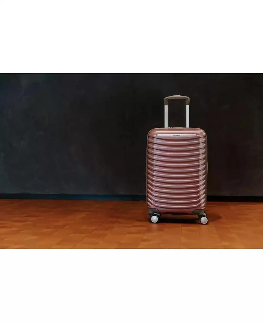 NEW! Spin Tech 6 Carry-On Spinner, Created for Macy's 商品