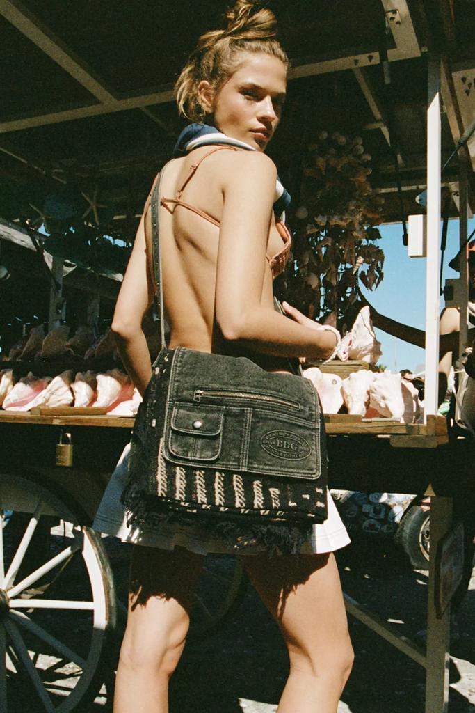 Urban Outfitters☆ フラップデニム・メッセンジャーバッグ 86063732_091_b