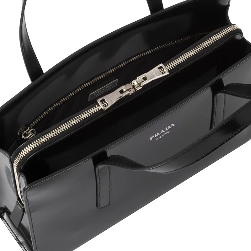 商品Prada|【预售3-7天】普拉达  女士中号黑色亮面皮革复刻1995矩形隔层拉链手提包1BA350_ZO6_F0002_V_OOO,价格¥23222,第6张图片详细描述
