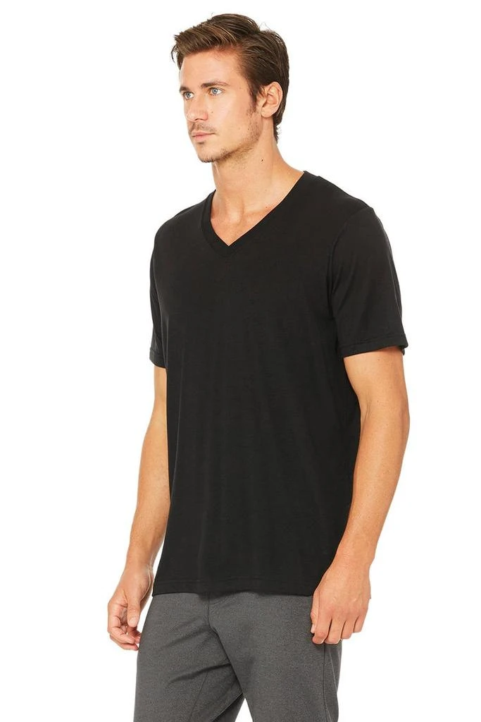 商品Alo|Triumph V-Neck Tee - Solid Black Triblend,价格¥443,第2张图片详细描述