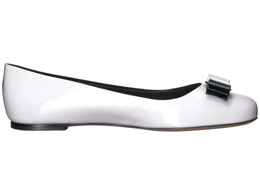 Varina Flat 商品