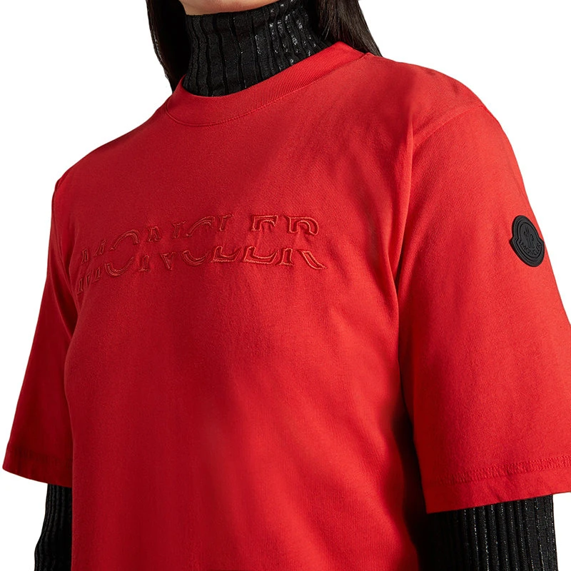 商品Moncler|【预售3-7天】Moncler/蒙克莱 22年秋冬新款 女士真红色纯棉刺绣标志短袖T恤H20938C00017829H8463,价格¥1948,第5张图片详细描述