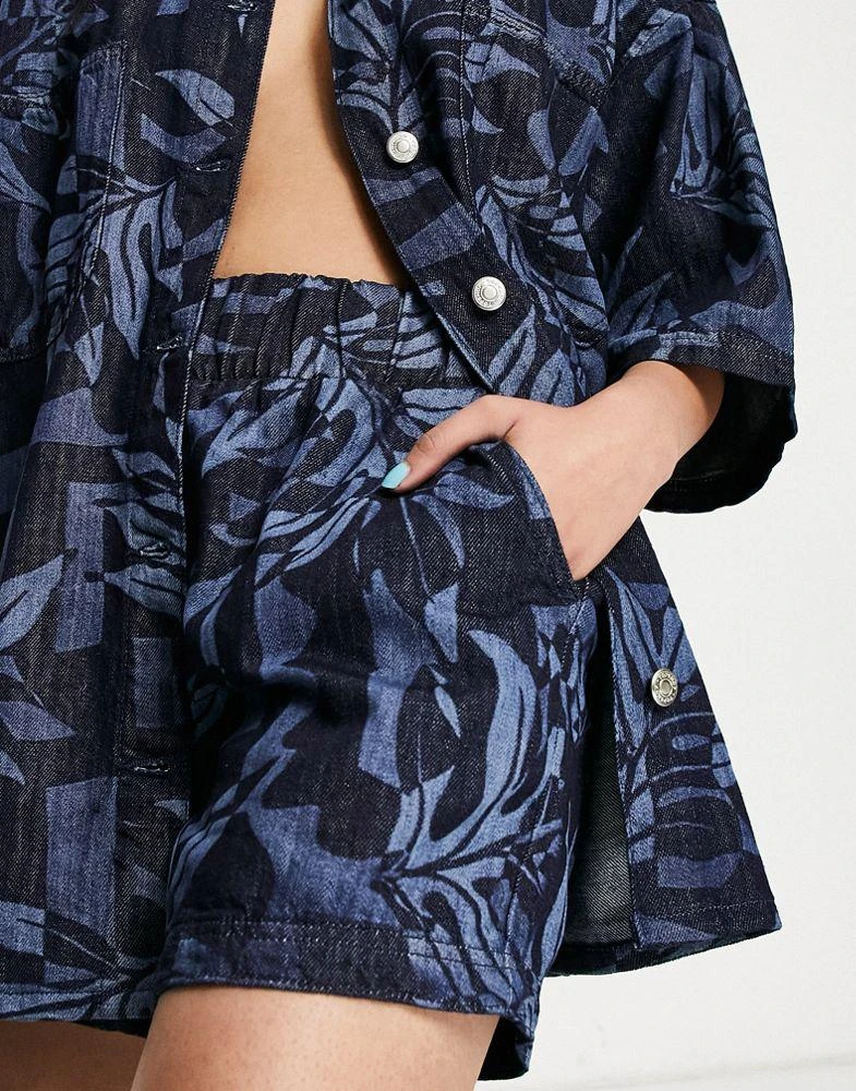 商品Topshop|Topshop palm laser print pull-on co-ord denim shorts in indigo,价格¥158,第2张图片详细描述