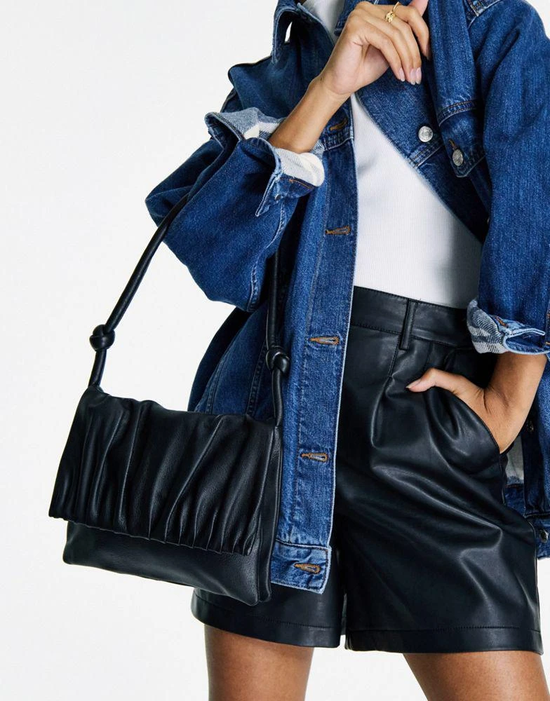 商品Topshop|Topshop leather ruched flap shoulder bag in black,价格¥437,第4张图片详细描述